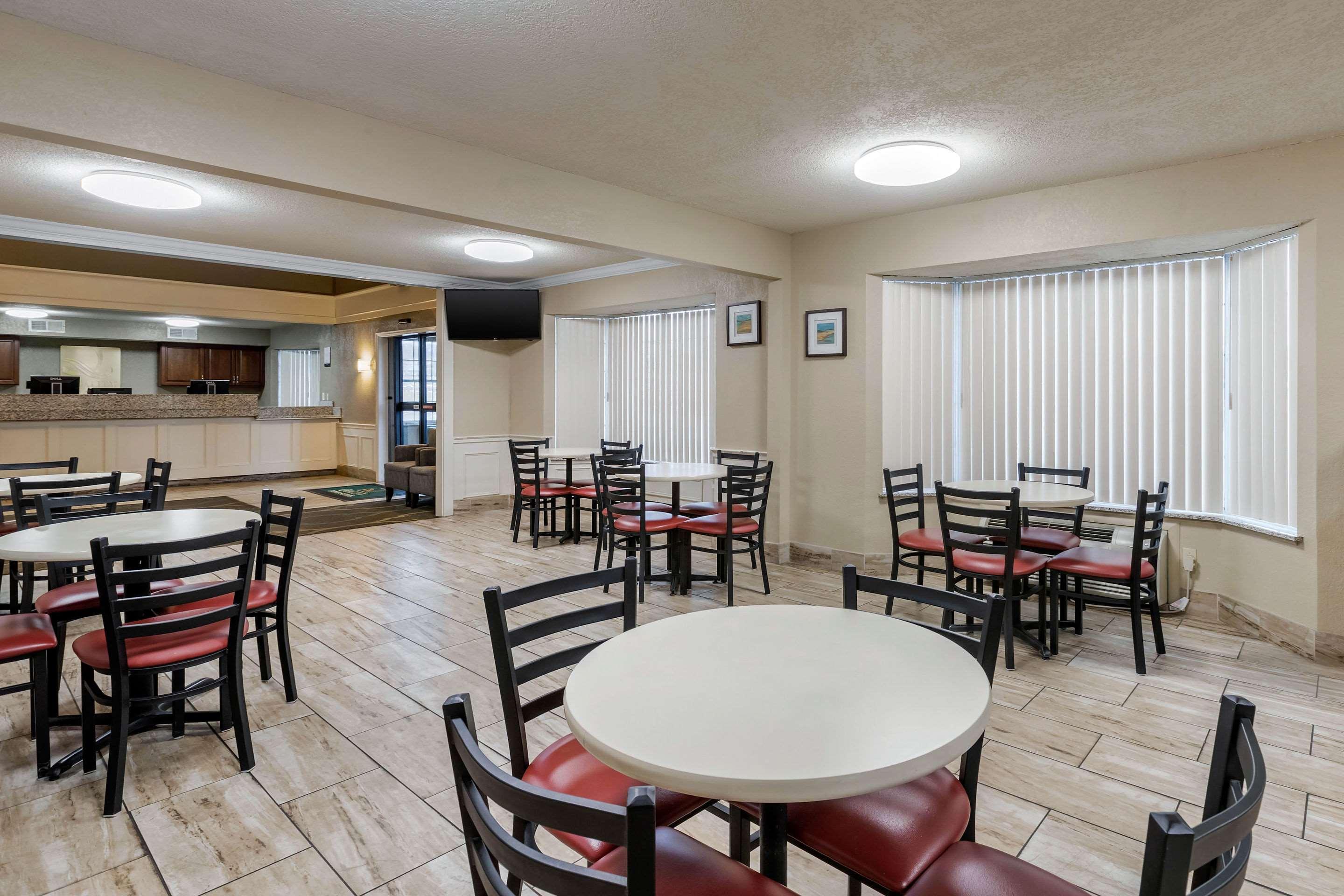 Quality Inn & Suites Des Moines - Merle Hay Road Urbandale Exterior foto
